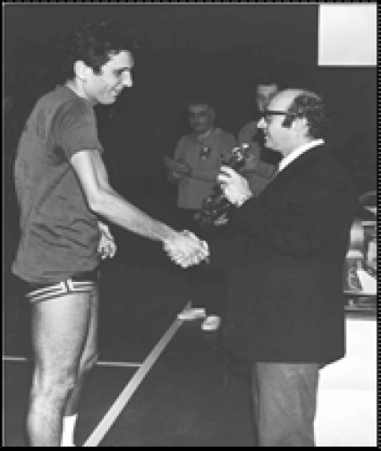 Giadomenico Ongaro riceve il Trofeo “Birra Forst” come miglior marcatore della stagione 1970/71.